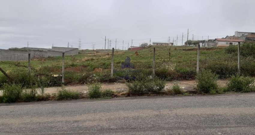 Terreno a venda com 1500m² com pequeno declive lateral esquerda.