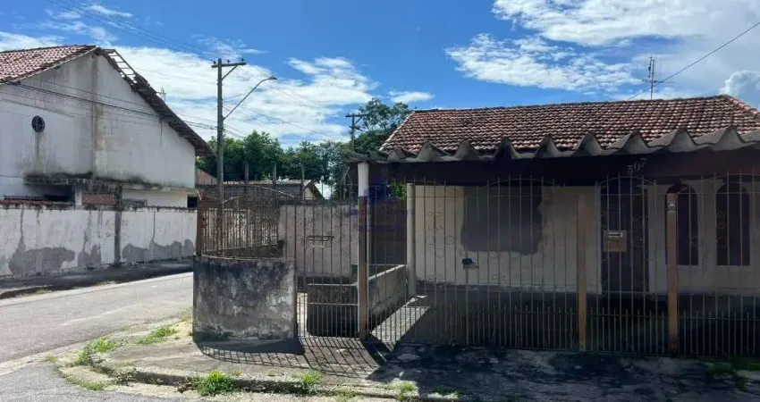 Casa a venda com terreno inteiro no Bairro do Jaraguá.
