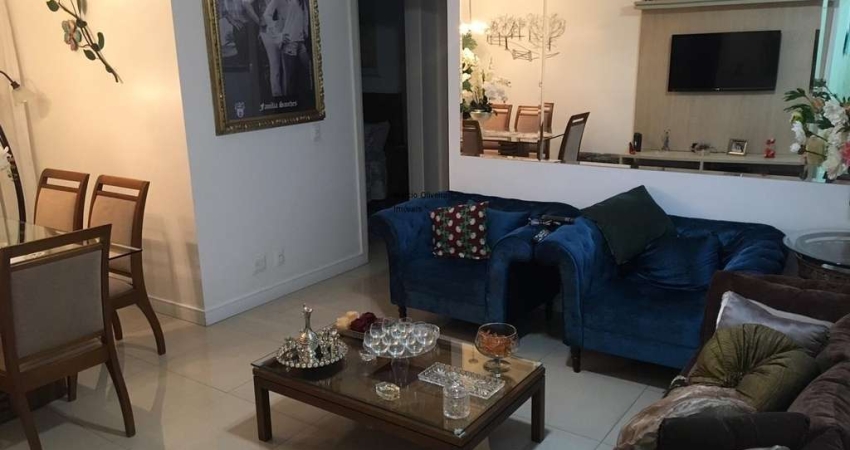 Apartamento à venda no Centro de Taubaté-SP: 2 quartos, 1 suíte, 2 salas, 2 banheiros, 1 vaga de garagem, 80,00 m² de área.