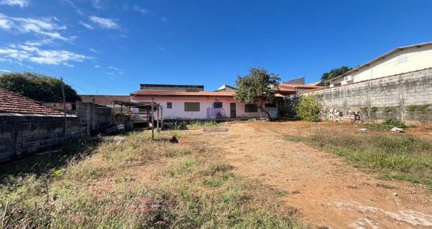 Imperdível oportunidade: Casa à venda no Jardim América, Taubaté-SP, com 2 quartos, 1 sala, 1 banheiro, 4 vagas de garagem e 100m².
