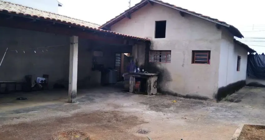 CASA EM BAIRRO BOM , EM AVENIDA MOVIMENTADA COM ESPAÇO E TODA INFRA ESTRUTURA NESCESSÁRIA