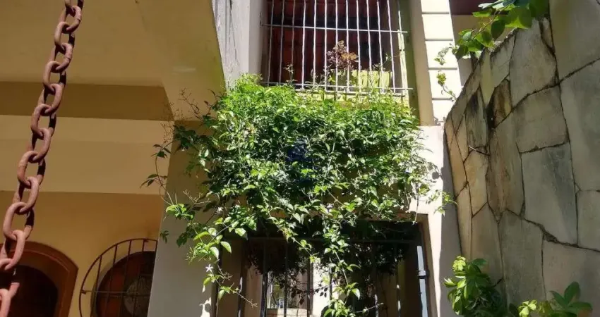 SOBRADO EM REGÃO CENTRAL DE GUARATINGUETÁ. EM RUA  TRANQUILO