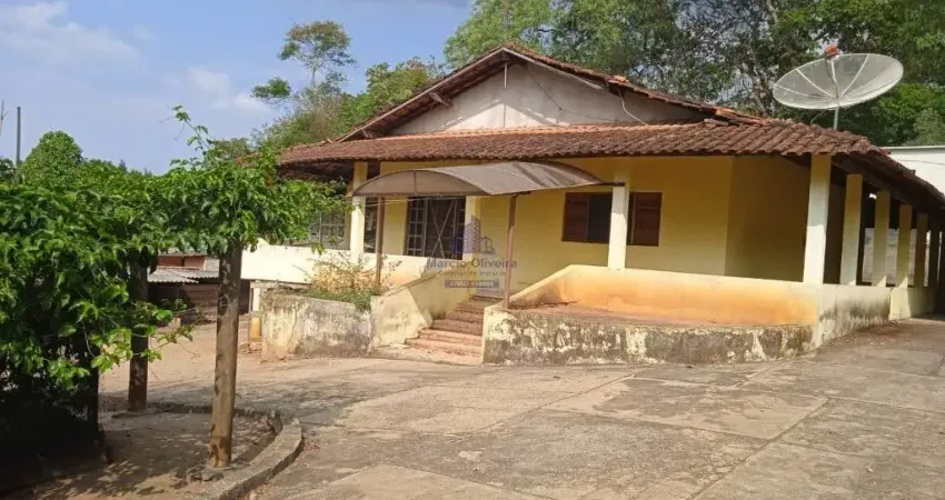 Chácara à venda em Taubaté-SP: 2 quartos, 2 salas, 2 banheiros, 5 vagas de garagem e 90m² de área no Loteamento Chácaras Ingrid.