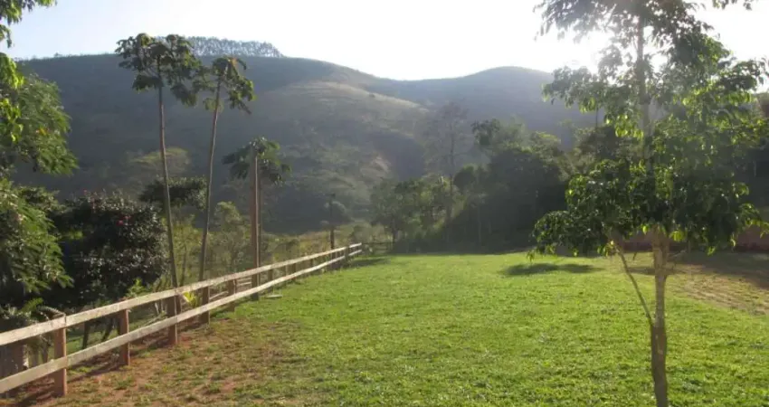 Imperdível: Sitio à Venda em Redenção da Serra-SP, com 3 quartos, 2 salas, 2 banheiros, 4 vagas de garagem e 242.000m² de área!