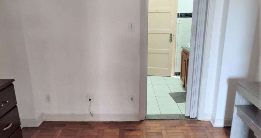 Apartamento no Boqueirão, 1 Dormitório, quadra da praia, 1 Vaga, 38 m2