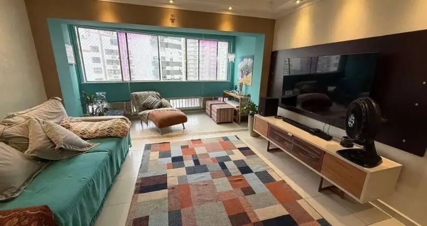 Apartamento amplo, perto da praia e com móveis planejados, contando com: