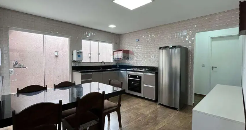 Excelente casa de 4 quartos com 1 suíte à venda no bairro Atami, a 5 km da Ilha do Mel. Totalmente MOBILIADA!