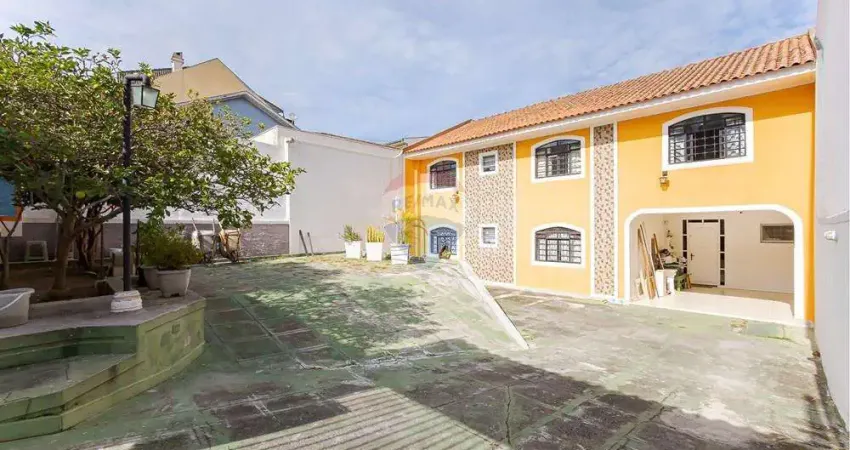 Amplo Sobrado com 5 Quartos (1 Suíte), Área Gourmet e 7 Vagas, no Guabirotuba, semimobiliado