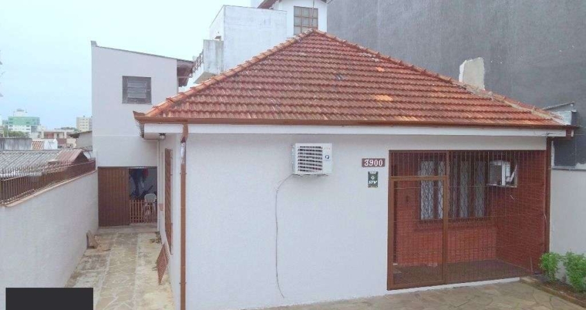 Casa no bairro Higienópolis de 3 dormitórios 3 vagas DESOCUPADA