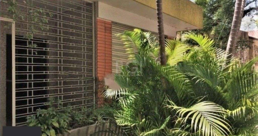 Casa de 3 dormitórios  4 vagas amplo terreno - Menino Deus