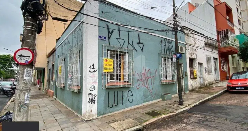 Casa de esquina com 64m², próximo ao Cais Embarcadero