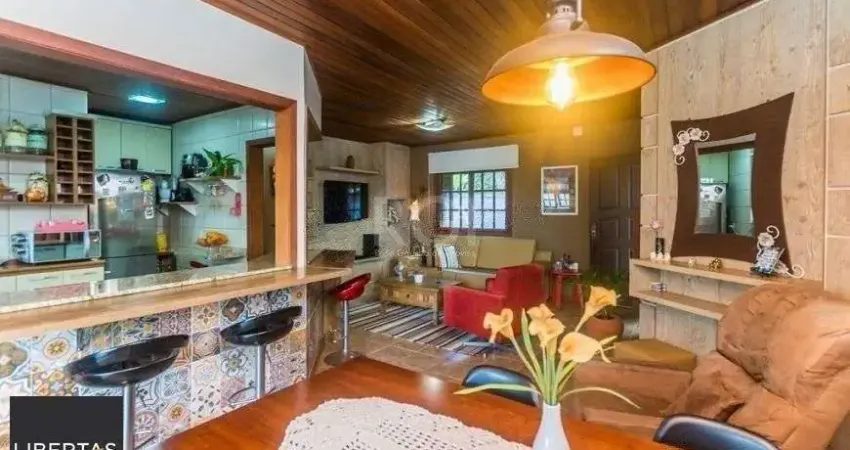 CASA DE 2 DORMITÓRIOS, PISCINA, CHURRASQUEIRA E 2 VAGAS DE GARAGEM NO BAIRRO HÍP