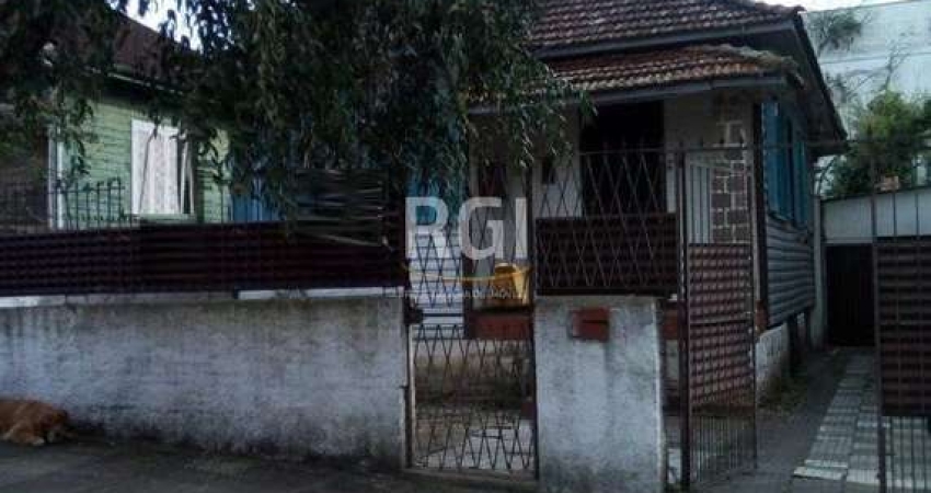 Casa para Venda - 300m², 2 dormitórios, 3 vagas - Teresópolis