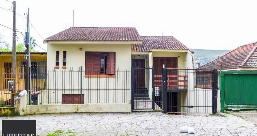 Casa para Venda - 150m², 4 dormitórios, sendo 1 suites, 5 vagas - Teresópolis