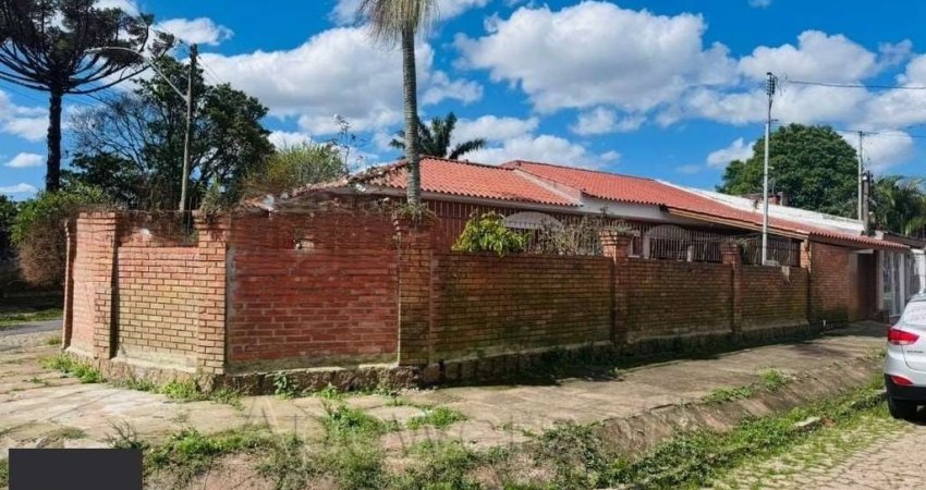 Casa no bairro Guarujá - 3 dormitórios - 1 suíte