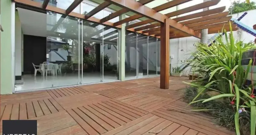 Casa alto padrão no Partenon, de 6 dormitórios e 4 vagas