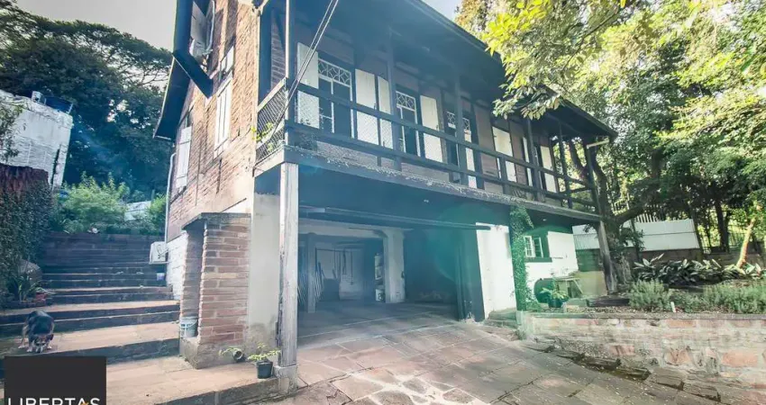 Casa Rústica (Enxaimel) com 3 pisos e pátios amplos.