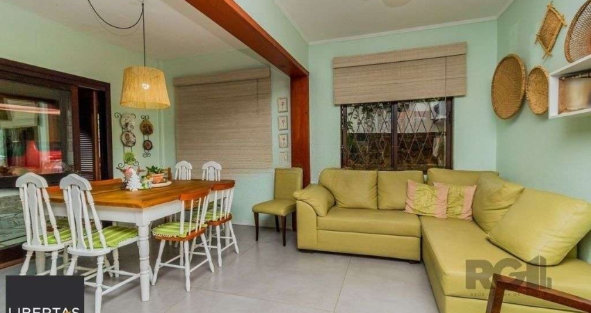Impecável casa no bairro Medianeira. Living de 3 ambientes com lareira. Com 4 do