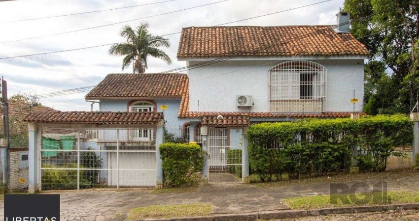 Casa no bairro Cristal, Possui 4 dormitórios, sendo 1suíte, closet e banheira de