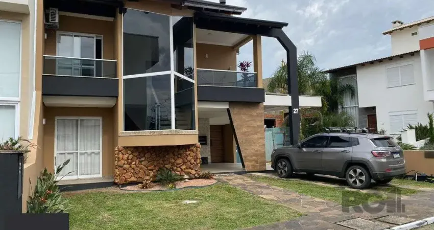 Casa em condominio com excelente padrão construtivo, possui 3 dormitórios, sendo