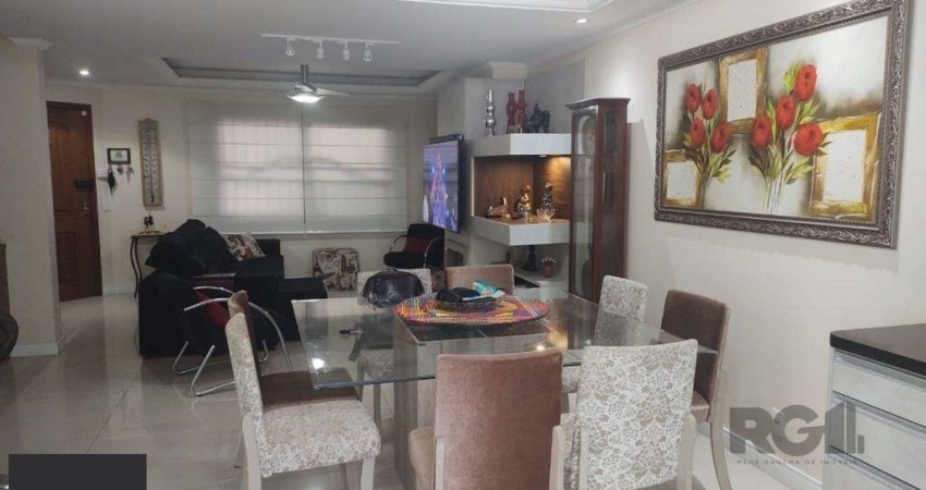 Linda Casa de Três Pavimentos, Finamente Decorada, Pronta para Morar!