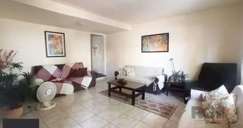 Sobrado 5 dormitórios, 4 suites, pátio, piscina, 1 vaga - Bairro Menino Deus
