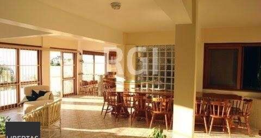 Casa para Venda - 485m², 3 dormitórios, sendo 1 suites, 4 vagas - Teresópolis