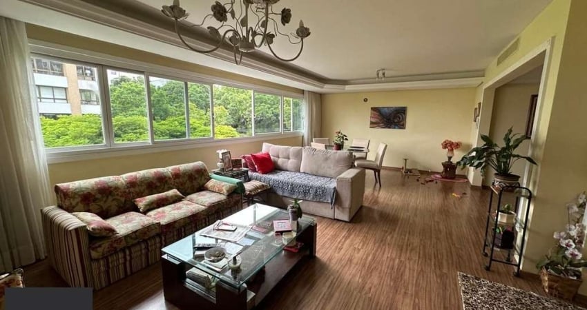 Vende-se amplo apartamento 3 quartos com suíte, 2 vagas - 153m² - Bom Fim