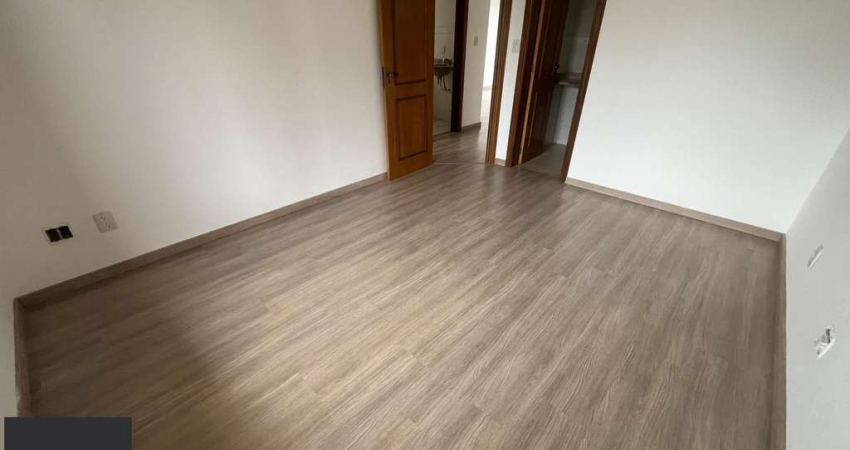 Apartamento de dois quartos, suíte e uma vaga de garagem no bairro Menino Deus