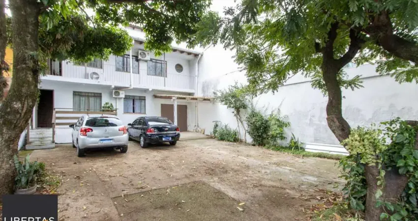 Casa ampla de 2 pavimentos com 4 dormitórios, 1 suite e 4 vagas no bairro Santa