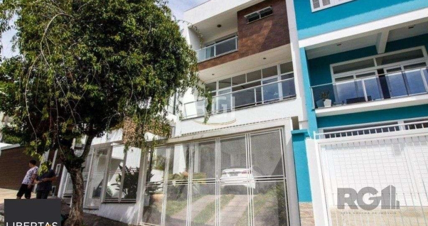 Casa para Venda - 300m², 3 dormitórios, sendo 1 suites, 4 vagas - Teresópolis