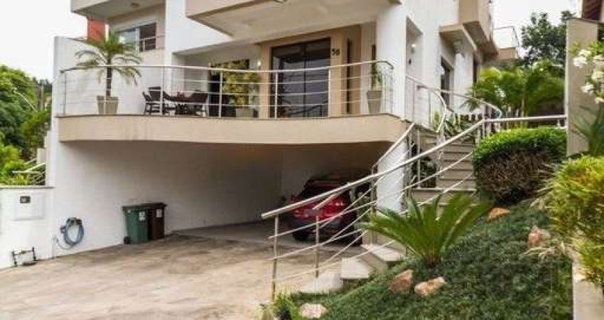 Excelente casa em condomínio com 3 suítes, piscina e 3 vagas de garagem