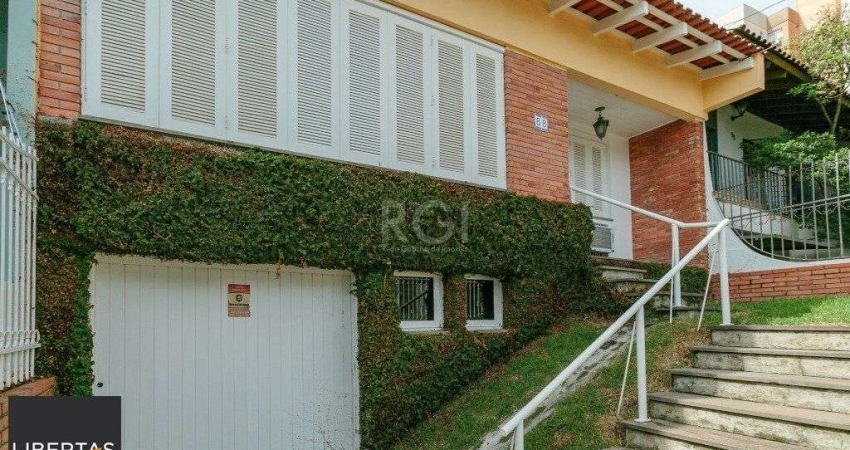 Casa 3 dormitórios com uma 1 suite, 2 banheiros, terraço, bem iluminada. Próxima