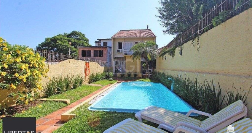Casa para Venda - 240m², 5 dormitórios, sendo 1 suites, 3 vagas - Menino Deus