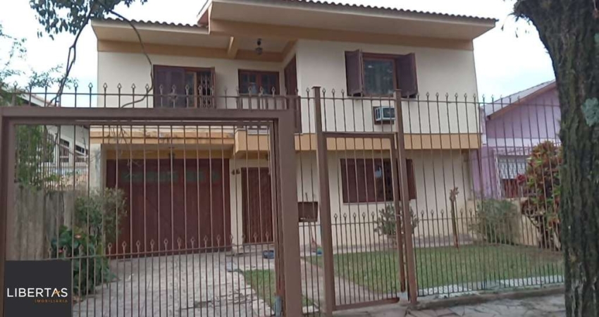 Casa 03 dormitórios, com páteo