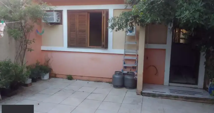 Casa 02 dormitórios com 02 vagas, no bairro Hípica, em Porto Alegre RS.