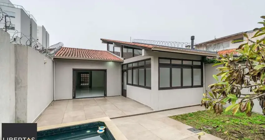 Casa sobrado no bairro Cristal de 3 dormitórios e 3 vagas