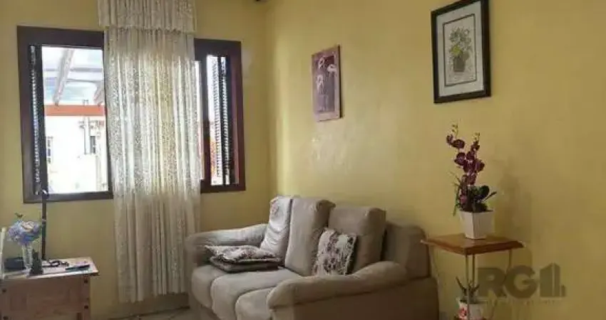 Sobrado com 02 dormitórios, living, lavabo, banheiro social,  cozinha com área d