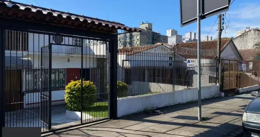 Casa de (3)três quartos, sendo uma suíte com duas vagas de garagem.
