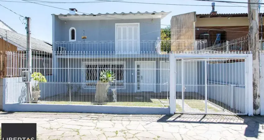 Casa de alvenaria, com 3 quartos, 1 suíte e 3 vagas de garagem.