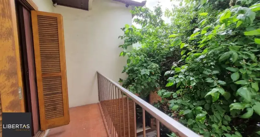 Casa estilo sobrado para venda de 3 dormitórios com 2 vagas de garagem no bair