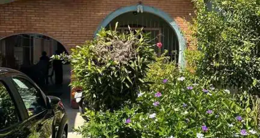 Casa com 4 dormitórios no bairro tristeza, com churrasqueira, lareia e vaga de g