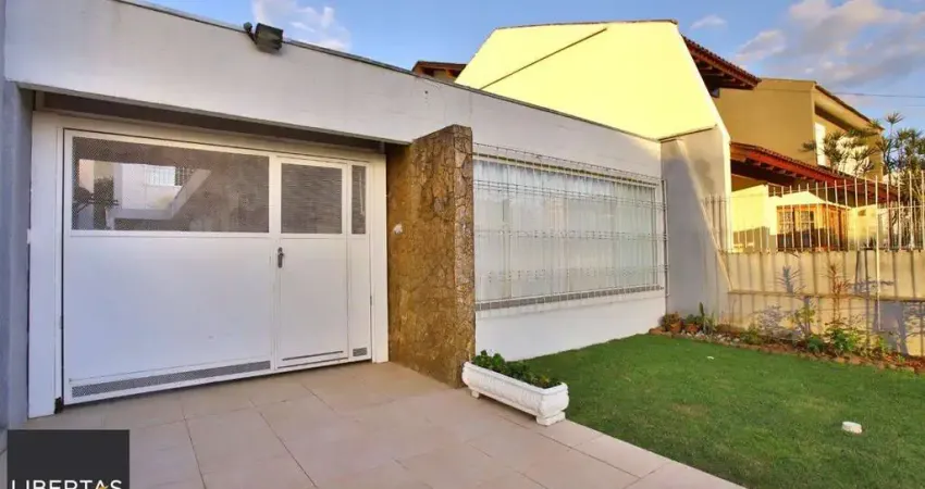 Casa com edícula nos fundos, total de 5 dormitórios no bairro gloria.