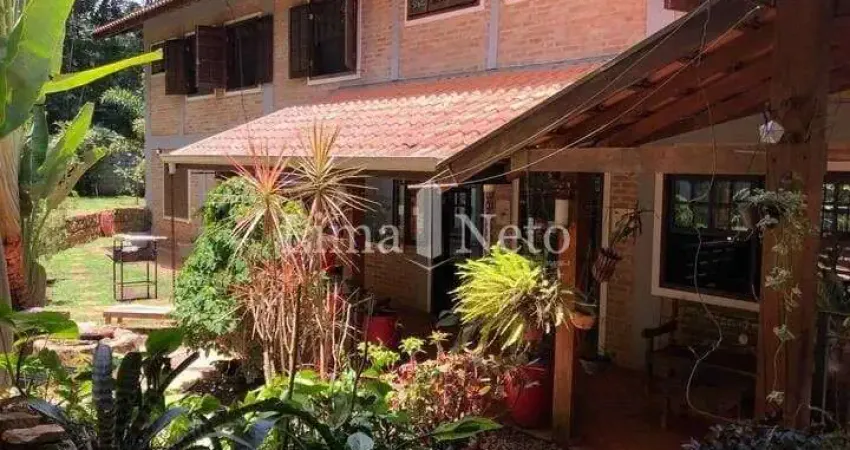 Casa em condomínio com 611 m²,6 quartos,5 suites,8 banheiros,4 vagas