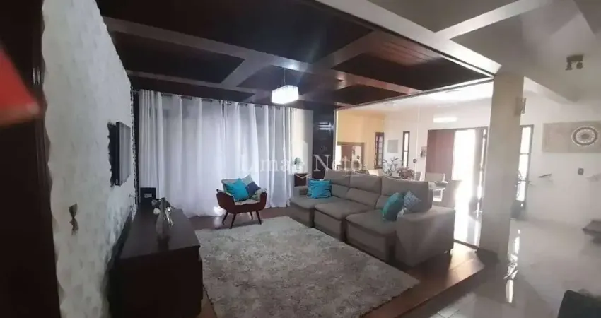Casa sobrado, 234 m2, 3 dorms ( 1 suíte com closet ) 4 vagas