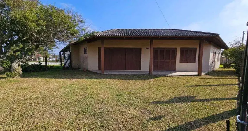 Residência de esquina 3 dormitórios rua rio grande praia de mariluz imbé - rs.