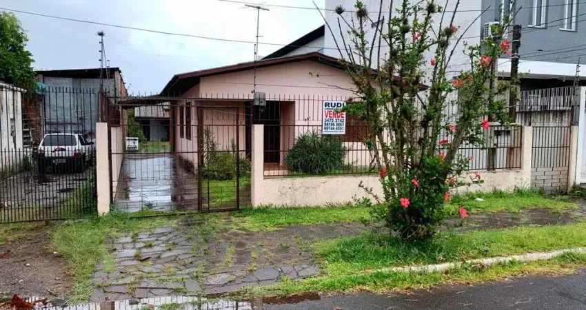 Casa de alvenaria na frente e casa de madeira nos fundos rua capistrano de abreu