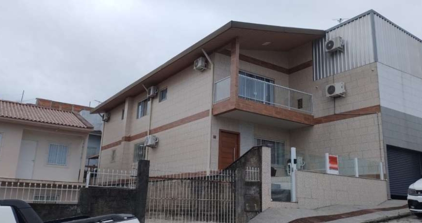 Casa com 3 quartos à venda na Serraria, São José 