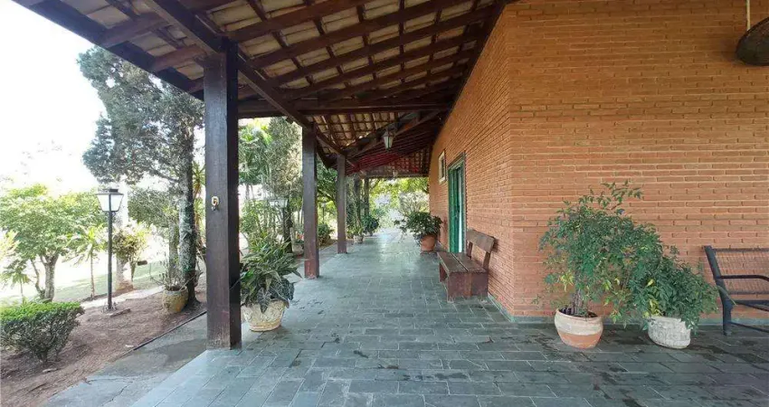 Lindo Sítio com casa de sede mais casa de caseiro 58,264 mts de área.