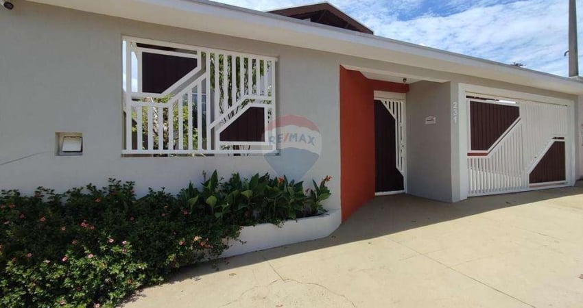 Casa em Holambra com quintal três quartos e cozinha espaçosa